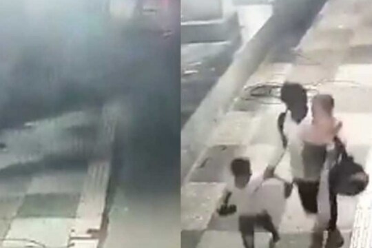 അവധ് എക്‌സ്‌പ്രസ് ട്രെയിൻ വരുന്നതുകണ്ട് പ്ലാറ്റ്ഫോം ബെഞ്ചിൽ ഉറങ്ങിക്കിടന്ന യുവതിയെ ഭർത്താവ് ഉണർത്തുന്നത് ദൃശ്യങ്ങളിൽ കാണാം. 