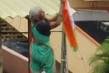 ത്രിവർണ്ണ പതാക ഉയർത്തുന്ന വൃദ്ധദമ്പതികൾ; സ്വാതന്ത്ര്യ ദിനത്തിൽ ചിത്രം പോസ്റ്റ് ചെയ്ത് ആനന്ദ് മഹീന്ദ്ര