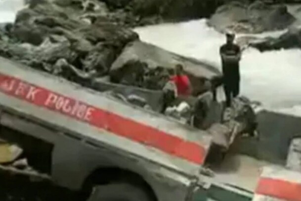 Accident | നദീതടത്തിലേക്ക് ബസ് മറിഞ്ഞ് 6 ഐടിബിപി ജവാൻമാർക്ക് മരിച്ചു