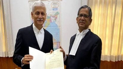 ജസ്റ്റിസ് യു യു ലളിത്, ചീഫ് ജസ്റ്റിസ് എൻ വി രമണ (Image credit: ANI) ജസ്റ്റിസ് യു യു ലളിത്, ചീഫ് ജസ്റ്റിസ് എൻ വി രമണ (Image credit: ANI)