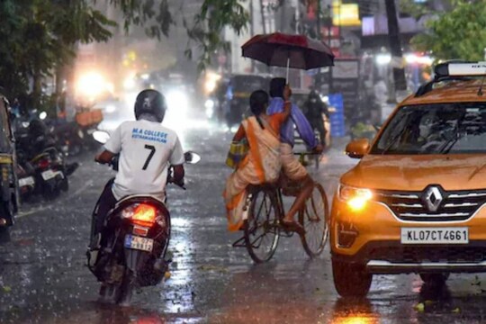 12 ജില്ലകളില്‍ ഇന്ന് യെല്ലോ അലര്‍ട്ടാണ്. മണിക്കൂറില്‍ 40 കിലോ മീറ്റര്‍ വരെ വേഗതയില്‍ വീശിയടിച്ചേക്കാവുന്ന കാറ്റിനും സാധ്യത
