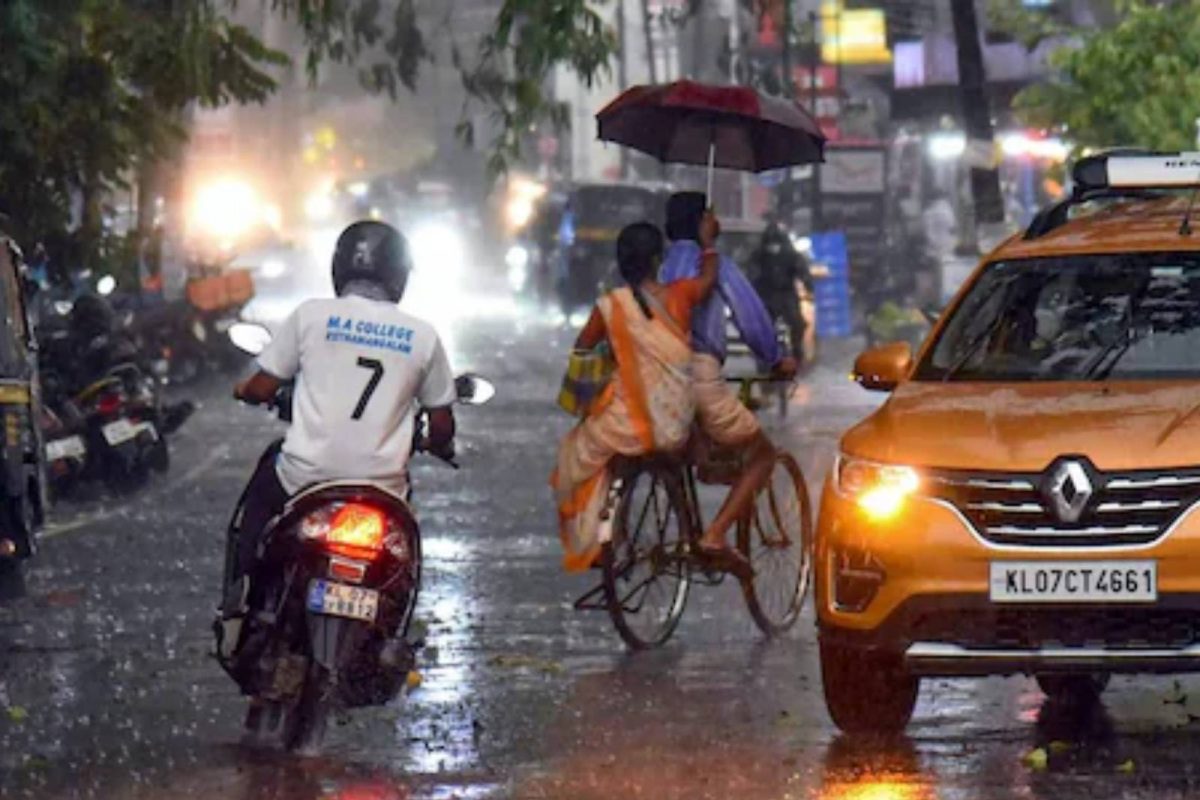 തിങ്കളാഴ്ച അഞ്ച് ജില്ലകളിലും ചൊവ്വ, ബുധൻ ദിവസങ്ങളിൽ നാല് ജില്ലകളിൽ യെലോ അലർട്ട് പ്രഖ്യാപിച്ചിട്ടുണ്ട്.