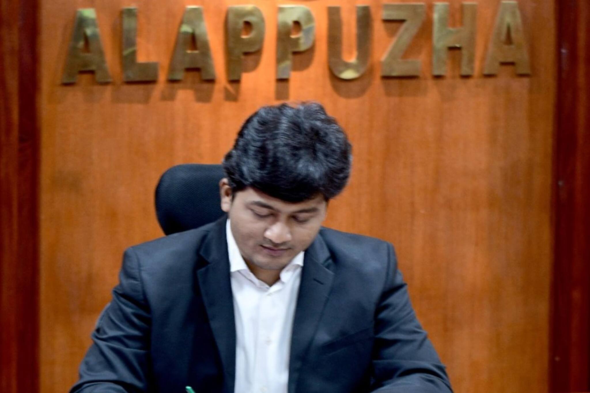 ആലപ്പുഴ ജില്ലാ കളക്ടറായി വി ആർ കൃഷ്ണ തേജ ചുമതലയേറ്റു; മധുരവിതരണം നടത്തി യൂത്ത് കോൺഗ്രസ്