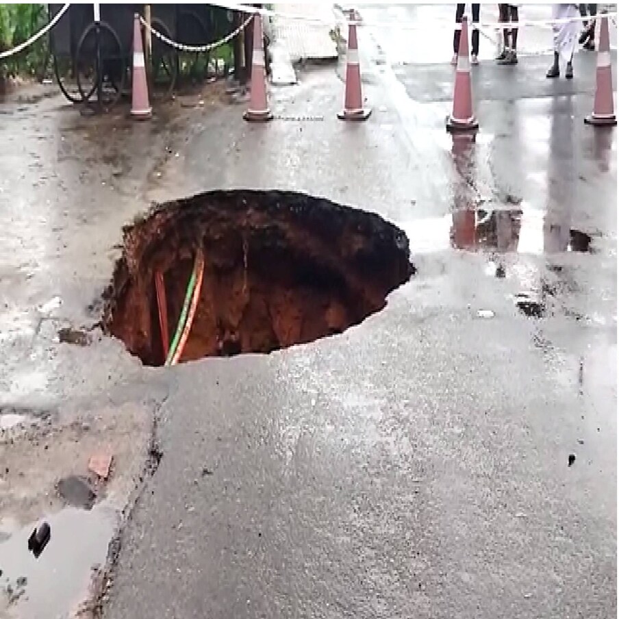 ഇന്നലെ രാത്രി 9 മണിയോടെയാണ് പെട്ടന്ന് റോഡ് ഇടിഞ്ഞ് ആഴത്തിലുള്ള കുഴി ഉണ്ടായത്. കച്ചേരിത്താഴത്ത് പുതിയ പാലത്തിലേക്ക് പ്രവേശിക്കുന്ന ഭാഗത്ത് വ്യാപാരസമുച്ചയത്തിന്റ മുന്നിലെ പാര്‍ക്കിങ് പ്രദേശത്താണ് വലിയ കുഴി രൂപപ്പെട്ടത്.