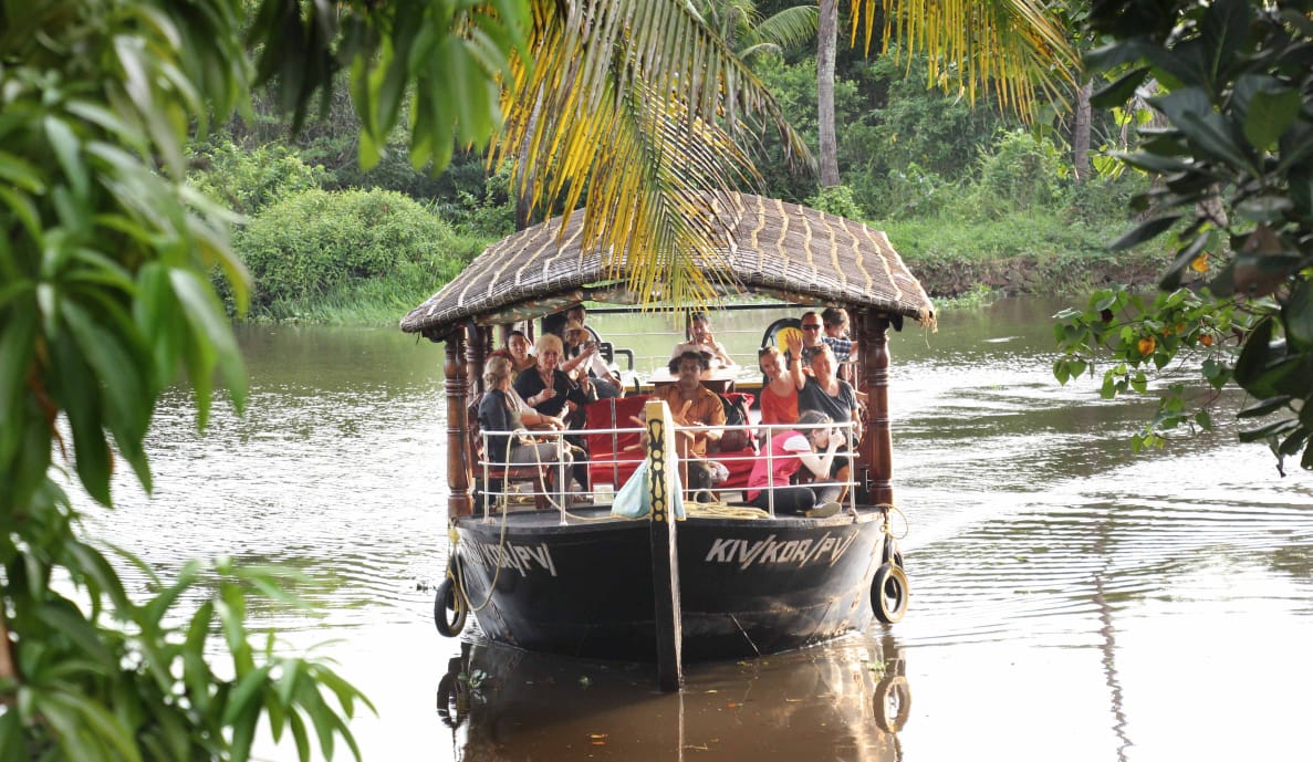  ചുണ്ടൻ, വെപ്പ്, ഇരുട്ടുകുത്തി, ചുരുളൻ വിഭാഗങ്ങളിലുള്ള വള്ളങ്ങളെ പങ്കെടുപ്പിച്ചു കൊണ്ടുള്ള മത്സരം സംഘടിപ്പിക്കുന്നത് ഓൾ കേരള വള്ളംകളി അസോസിയേഷൻ ആണ്. വള്ളമുടമകൾ, ക്ലബ് ഭാരവാഹികൾ, തുഴച്ചിൽക്കാർ, കമൻ്റേറ്റർമാർ, വള്ളംകളി സംഘാടകർ, സോഷ്യൽ മീഡിയ പ്രതിനിധികൾ തുടങ്ങി വള്ളംകളി മേഖലയുമായി ബന്ധപ്പെട്ട എല്ലാവരും ഈ സംഘടനയിൽ അംഗങ്ങളാണ്.