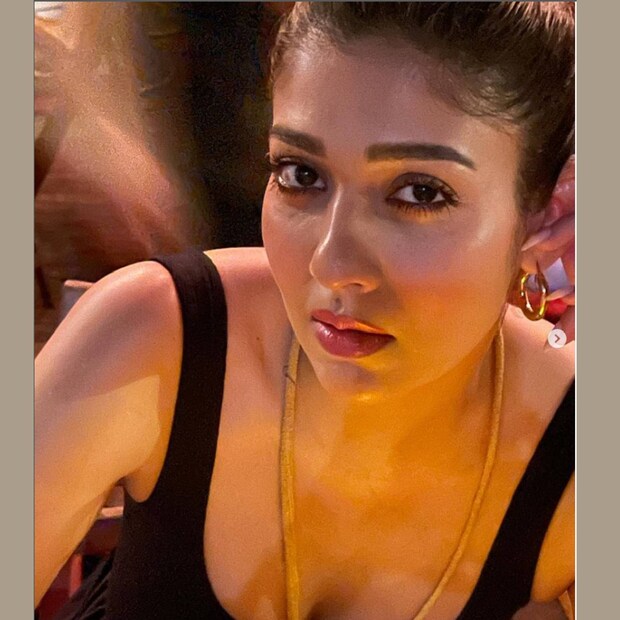  എവിടെപ്പോയാലും തനത് പാരമ്പര്യം കൈവിടില്ല എന്ന് നയൻതാരയും തെളിയിച്ചു കഴിഞ്ഞു. വിവാഹത്തിന് താൻ അണിഞ്ഞ താലിമാല നയൻ‌താര എവിടെപ്പോയാലും കഴുത്തിൽ ധരിക്കാറുണ്ട്