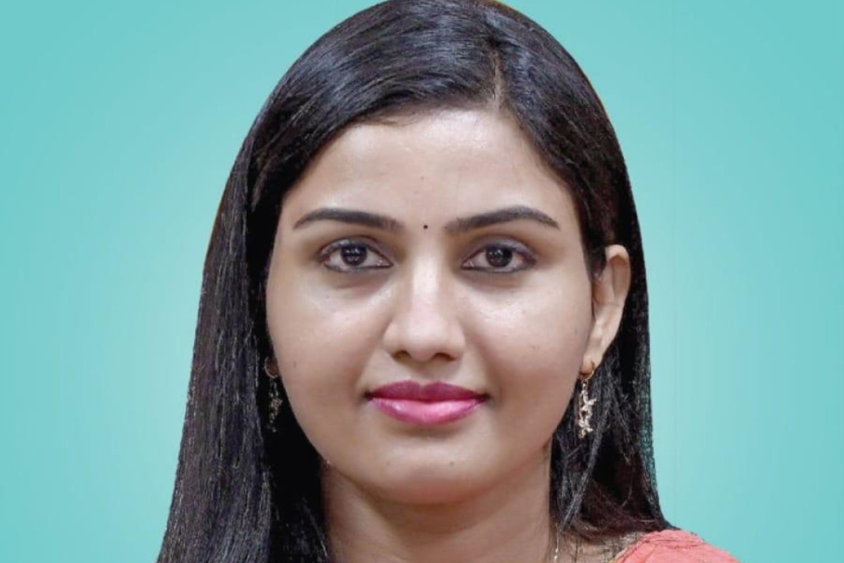  ഇന്നലെ മുതൽ വിദ്യാർഥികളും മാതാപിതാക്കളും കളക്ടറുടെ പേജിൽ കയറി അഭ്യർഥന നടത്തിയിട്ടും അവധി പ്രഖ്യാപിച്ചത് രാവിലെ 8.25ന്. അപ്പോഴേക്കും കുട്ടികൾ സ്കൂളിലെത്തിയിരുന്നു. അതുകൊണ്ടു തന്നെ ഫലത്തിൽ അവധി പ്രഖ്യാപിച്ചതിന്റെ യാതൊരു ഗുണവും വിദ്യാർഥികൾക്കു ലഭിച്ചില്ലെന്നതാണ് മാതാപിതാക്കളെ പ്രകോപിപ്പിച്ചിരിക്കുന്നത്.