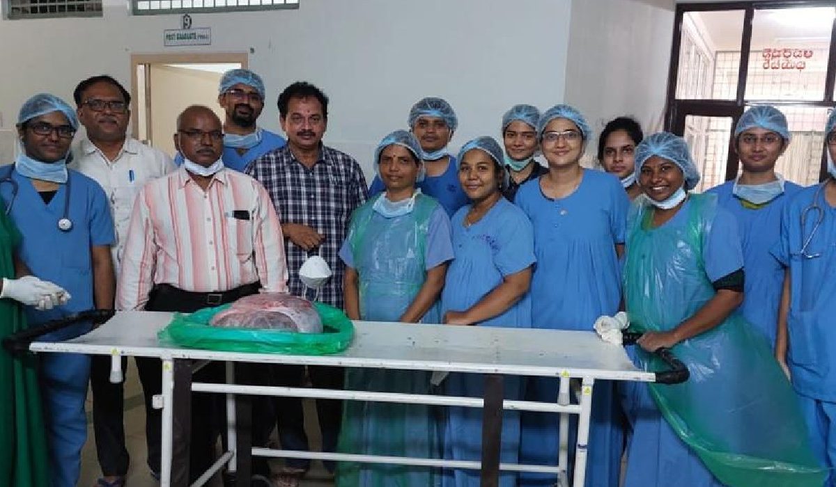  ശസ്ത്രക്രിയ്ക്ക് ശേഷം പുറത്തേക്ക് കൊണ്ടുപോകുന്ന വലിയ ട്യുമറിനുമുന്നിൽ ആശുപത്രിയിലെ ഡോക്ടർമാരും അധികാരികളും.