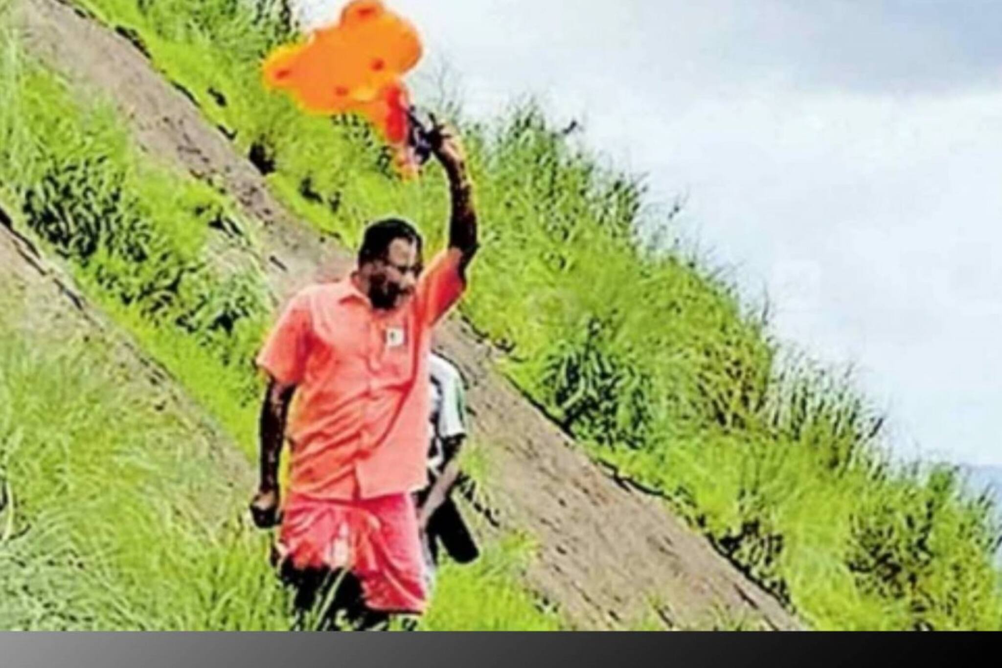 പാറക്കെട്ടിൽ ആരോ കുടുങ്ങിക്കിടക്കുന്നുവെന്ന് സന്ദേശം; ഹൈഡ്രജൻ നിറച്ച ടെഡി ബെയർ വെച്ച യുവാവിനെതിരെ നടപടി