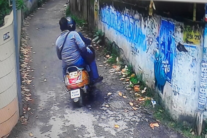  തിരുവനന്തപുരം നഗരത്തിലെ ഇടപ്പഴഞ്ഞിയില്‍ കവര്‍ച്ചാ ശ്രമം തടഞ്ഞപ്പോഴാണ് രണ്ടാംഗ സംഘം തോക്ക് ചൂണ്ടി രക്ഷപ്പെട്ടത്. തടയാന്‍ ശ്രമിച്ച പോലീസിന് നേരെയും തോക്കെടുത്തു. രണ്ടു ദിവസമായിട്ടും സംഘത്തെ കണ്ടെത്താന്‍ കഴിഞ്ഞിട്ടില്ല. ഇവര്‍ താമസിച്ചിരുന്ന വാടകവീട്ടില്‍ നടത്തിയ തിരച്ചിലില്‍ ഒരാളുടെ ആധാര്‍കാര്‍ഡ് ലഭിച്ചു. സംഘത്തിലൊരാള്‍ യുപി സ്വദേശി മുഹമ്മദ് മോനിഷ് ആണെന്ന് തിരിച്ചറിഞ്ഞു. ഇയാള്‍ക്ക് ഒപ്പം താമസിച്ചിരുന്ന യുവതിയും ഒളിവിലാണ്. ഈ സ്ത്രീയുടെ സിസിടിവി ദൃശ്യങ്ങള്‍ പോലീസിന് ലഭിച്ചു.