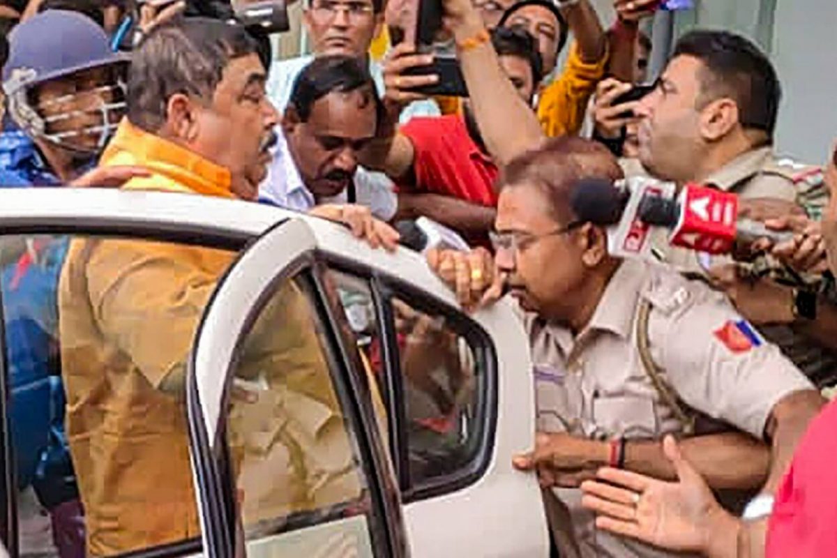 ബംഗാളിലെ പശു വ്യവസായം മൊത്തത്തിൽ പ്രതിസന്ധിയിൽ ആയിരിക്കുകയാണ്. പശുക്കളുടെ ഇറക്കുമതിയും കുറഞ്ഞിട്ടുണ്ട്.  പശുക്കളെ വാങ്ങാനോ വിൽക്കാനോ ഈ സാഹചര്യത്തിൽ ആളുകൾ താൽപ്പര്യപ്പെടുന്നുമില്ല.