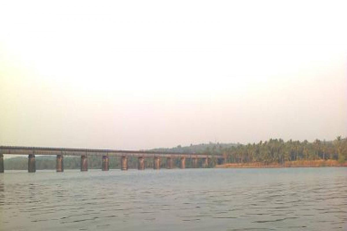 ഫോണില്‍ സംസാരിച്ച് പാലത്തിലൂടെ നടക്കവേ പുഴയില്‍ വീണ ഇതര സംസ്ഥാന തൊഴിലാളിയെ കാണാതായി
