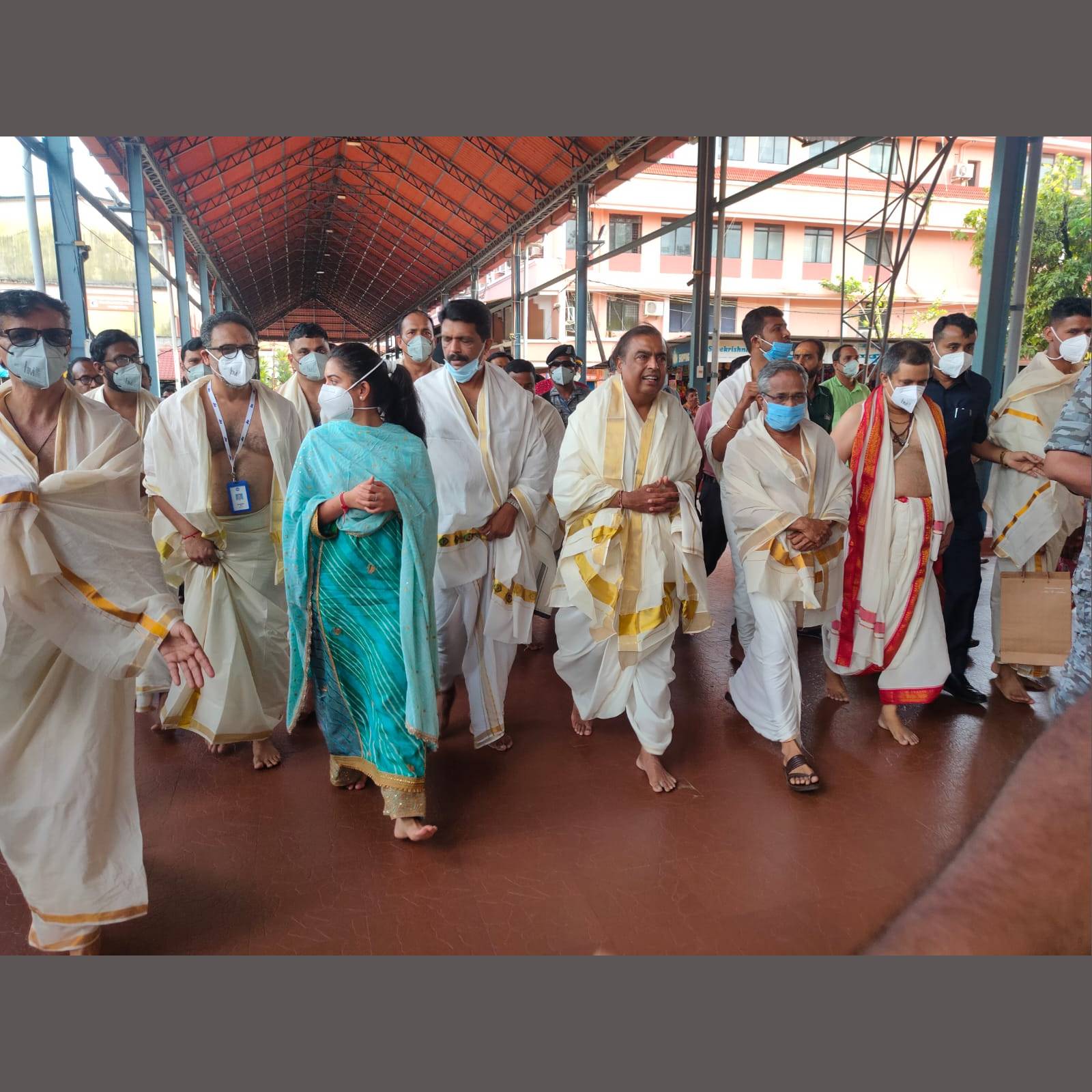  മകൻ ആനന്ദ് അംബാനിയുടെ പ്രതിശ്രുത വധു രാധിക മർച്ചന്റിനൊപ്പമായിരുന്നു ദർശനം. റിലയൻസ് ഗ്രൂപ്പ് ഡയറക്ടർ മനോജ് മോദി യും അദ്ദേഹത്തെ അനുഗമിച്ചു.