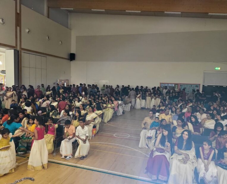  വടക്കുകിഴക്കന്‍ സ്കോട്ട്ലാന്‍റിലെ അബർഡീൻ എന്ന ചെറുപട്ടണത്തിലെ ആയിരത്തോളം വരുന്ന മലയാളികളാണ്. ചെണ്ടമേളവും സദ്യയും മാവേലിയുമൊക്കെയായി ഓണം ആഘോഷിച്ചത്.