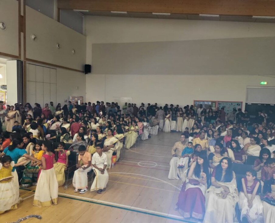  വടക്കുകിഴക്കന്‍ സ്കോട്ട്ലാന്‍റിലെ അബർഡീൻ എന്ന ചെറുപട്ടണത്തിലെ ആയിരത്തോളം വരുന്ന മലയാളികളാണ്. ചെണ്ടമേളവും സദ്യയും മാവേലിയുമൊക്കെയായി ഓണം ആഘോഷിച്ചത്.