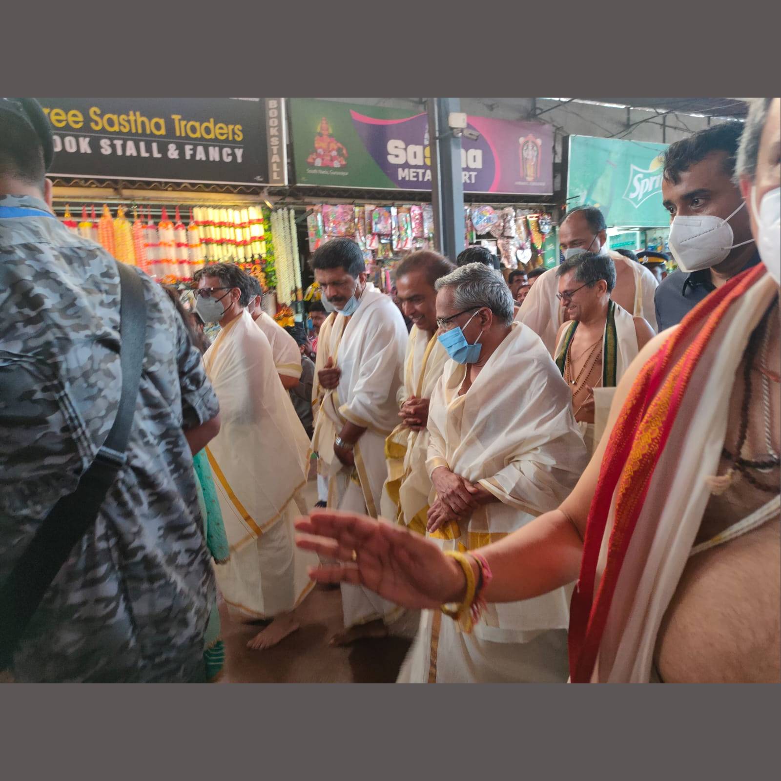  അന്നദാനവുമായി ബന്ധപ്പെട്ട പ്രവർത്തനങ്ങൾക്ക് തുക വിനിയോഗിക്കുമെന്ന് ഗുരുവായൂർ ദേവസ്വം ബോർഡ് ചെയർമാൻ വി കെ വിജയൻ വ്യക്തമാക്കി.