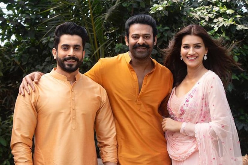  ക്രിട്ടിക് എന്ന് സ്വയം വിശേഷിപ്പിക്കുന്ന ഉമൈർ സന്ധു എന്ന വ്യക്തിയാണ് പ്രഭാസ് - കൃതി വിവാഹനിശ്ചയം എന്ന വാർത്ത പുറത്തുവിട്ടത്. മാലിദ്വീപിൽ വിവാഹ നിശ്ചയം നടക്കും എന്നായിരുന്നു പ്രഖ്യാപനം. ആദിപുരുഷ് എന്ന സിനിമയുടെ ടീസർ ഇറങ്ങിയത് മുതൽ ഇവരുടെ പ്രണയ, വിവാഹ അഭ്യൂഹങ്ങളും കൂടെയുണ്ടായിരുന്നു