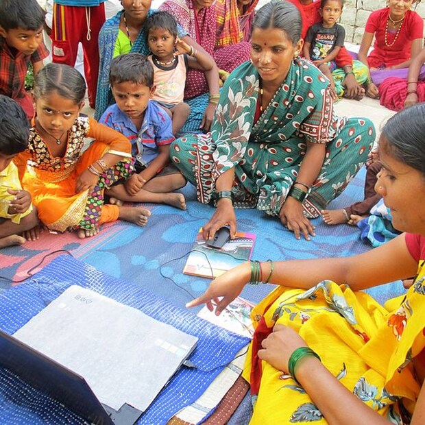  ഇപ്പോൾ വിദ്യാർത്ഥികളും മുതിർന്നവരും ഡിജിറ്റൽ വിദ്യാഭ്യാസം നേടുന്നതിനായി സർക്കാർ നടത്തുന്നതും സ്വകാര്യവുമായ നിരവധി കോഴ്‌സുകൾക്കു ചേരുന്നുണ്ട്.