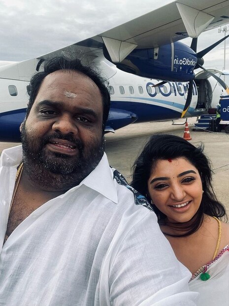  രവീന്ദറും മഹാലക്ഷ്മിയും അവരുടെ ജോലിത്തിരക്കുകളിൽ വ്യാപൃതരാണ്. രവീന്ദർ ഒരു പ്രോജക്റ്റുമായി വരുന്നതായി റിപോർട്ടുണ്ട്. ഇൻസ്റ്റാഗ്രാമിൽ പങ്കിട്ട പോസ്റ്റിൽ അദ്ദേഹം ചില അഭിനേതാക്കൾക്കൊപ്പം ഇരിക്കുന്നതായി കാണാം. ഇത് അദ്ദേഹത്തിന്റെ വരാനിരിക്കുന്ന ചിത്രത്തിന്റെ പ്രമോഷൻ പരിപാടി എന്ന് നിഗമനമുണ്ട്