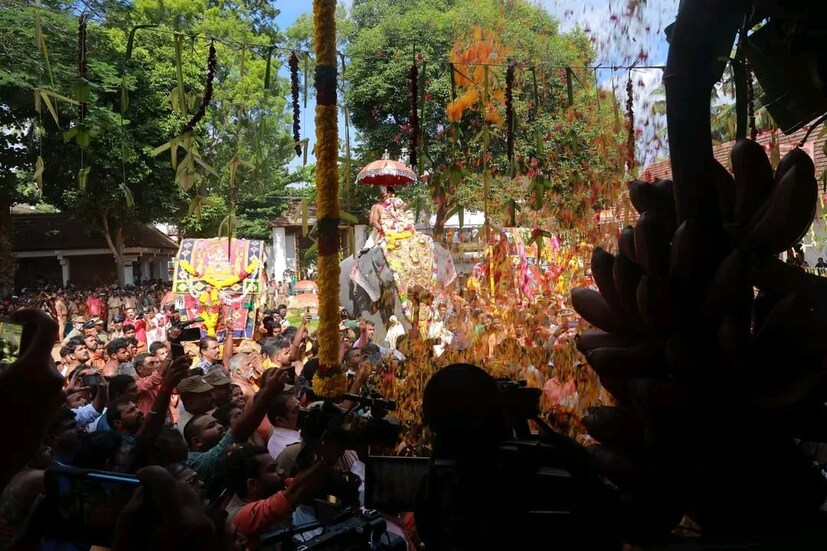  തുടർന്ന് തേവാരകെട്ട് സരസ്വതി ക്ഷേത്രത്തിലെ മൂലസ്ഥാന വിഗ്രഹം ആന പുറത്തും വേളിമലകുമാരസ്വാമി, ശുചീന്ദ്രം മുന്നൂറ്റിനങ്ക ദേവി എന്നീ ദേവഗണങ്ങളെ പല്ലക്കിലും കൊട്ടാരമുറ്റത്ത് ആനയിച്ചു. അവിടെ വച്ച് ദേവഗണങ്ങൾക്ക് സ്വീകരണവും പിടിപണം നൽകൽ ചടങ്ങും നടന്നു.