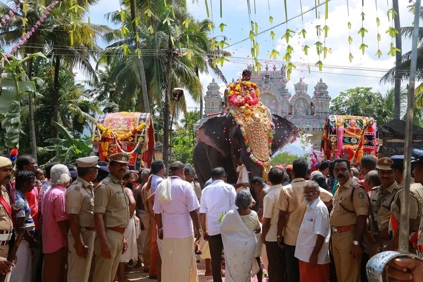  രാവിലെ എട്ടിന് ഉപ്പിരിയ്ക്ക മാളികയിൽ നടന്ന ഉടവാൾ കൈമാറ്റ ചടങ്ങിൽ പൂജിച്ച ഉടവാൾ കേരള പുരാവസ്തുവകുപ്പ് ഡയറക്ടർ ഇ. ദിനേശൻ, തിരുവിതാംകൂർ ദേവസ്വം ബോർഡ് പ്രസിഡന്റ് കെ. അനന്തഗോപൻ, കൊട്ടാരം ചാർജ് ഓഫീസർ സി.എസ്.അജിത് കുമാർ തുടങ്ങിയവരുടെ സാന്നിധ്യത്തിൽ ദേവസ്വം മന്ത്രി കെ. രാധാകൃഷ്ണൻ തമിഴ്നാട് മന്ത്രി പി.വി.ശേഖർബാബുവിന് കൈമാറി.