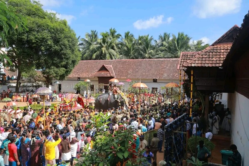  വാദ്യഘോഷങ്ങളും വായ്കുരവയും നിറഞ്ഞു നിന്ന ഭക്തിയുടെ അന്തരീക്ഷത്തിൽ  തിരുവനന്തപുരം ശ്രീപത്മനാഭസ്വാമി ക്ഷേത്രത്തില്‍ നടക്കുന്ന നവരാത്രി  പൂജയില്‍ പങ്കെടുക്കുന്നതിനായി ശുചീന്ദ്രം മുന്നൂറ്റി നങ്ക ദേവി  , വേളിമല കുമാരസ്വാമി,സരസ്വതി ദേവീ ) എന്നിവരുടെ വിഗ്രഹങ്ങള്‍ വഹിച്ചുകൊണ്ടുള്ള ഘോഷയാത്ര പത്മനാഭപുരം  കൊട്ടാരത്തില്‍ നിന്ന് പുറപ്പെട്ടു.