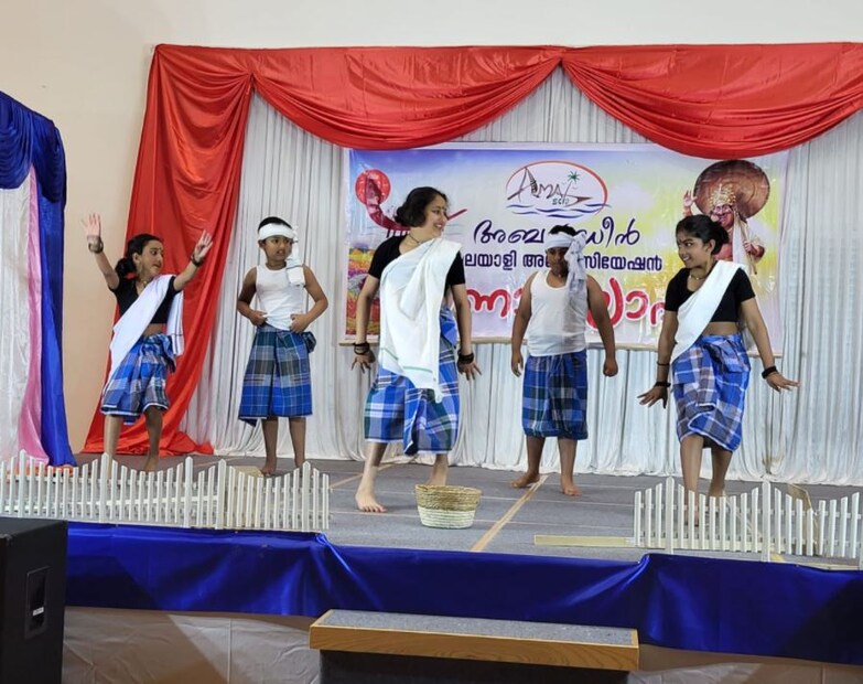  തണുപ്പിനെ അവഗണിച്ച് കേരളീയ വേഷം ധരിച്ച് സ്ത്രീകളും, മുണ്ടും ഷർട്ടുമണിഞ്ഞ് പുരുഷനമാരും ഓണാഘോഷത്തിൽ പങ്കുചേർന്നു.