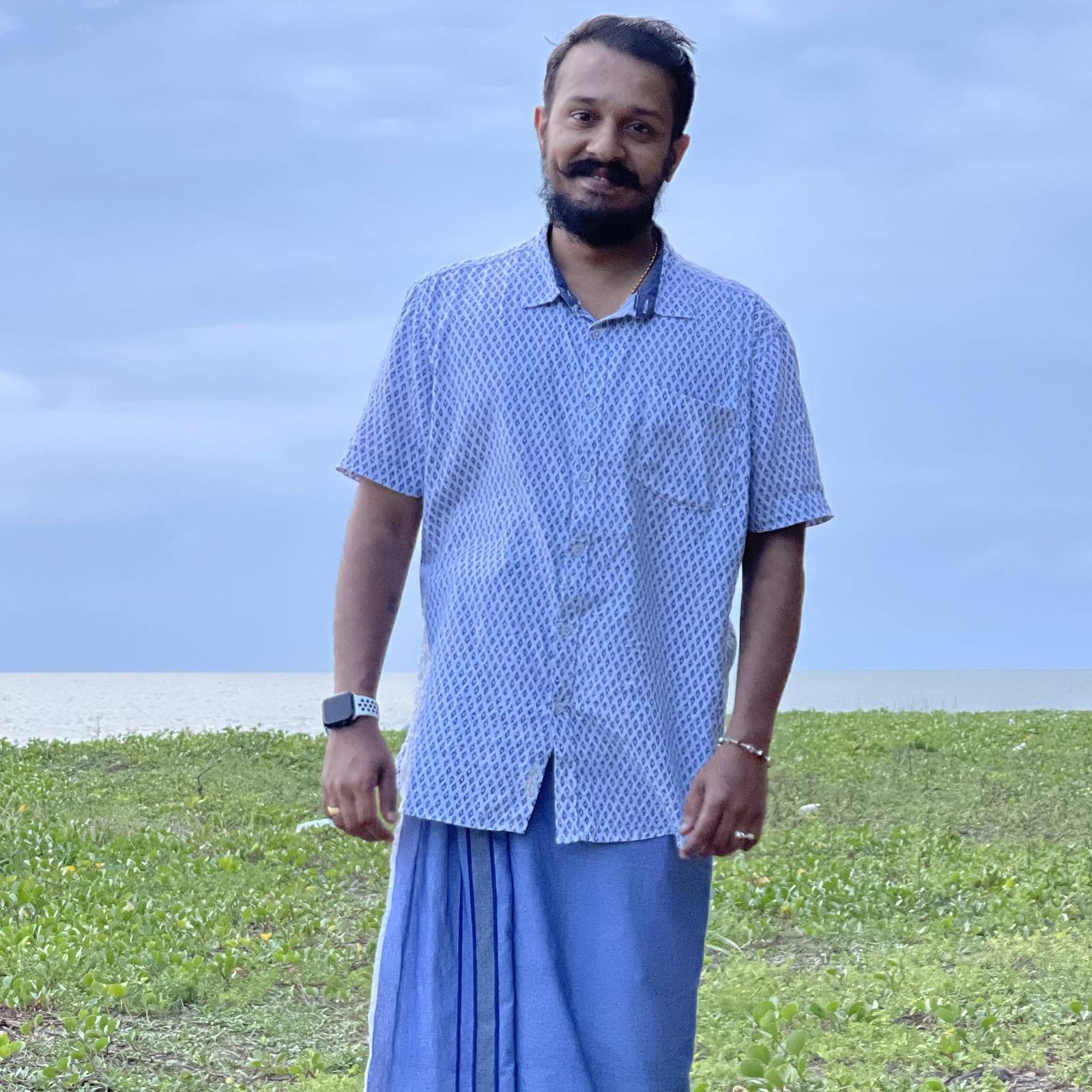  റഷ്യയിലെ മോസ്‌കോയിൽ പ്രാക്റ്റീസ് ചെയ്യവേ കിരൺ എന്ന ഗായകനെ smule ലോകം വഴി പലരും അറിഞ്ഞിരുന്നു. ആറാം വയസ്സ് മുതൽ മൃദംഗം പഠിച്ച കിരൺ, ബ്രഹ്മശ്രീ നാരായണ മംഗലത്ത് അഗ്നിശമൻ നമ്പൂതിരിയിൽ നിന്നും ഋഗ്വേദ പഠനം സ്വായത്തമാക്കി. 'മലർനിവേദ്യം' എന്ന പേരിൽ ഗുരുവായൂരപ്പന് ഒരു ആൽബവും കിരണും സുഹൃത്തുക്കളും ചേർന്നൊരുക്കി. തീർന്നില്ല. ഇനിയുമുണ്ട് ഇദ്ദേഹത്തെക്കുറിച്ചറിയാൻ (തുടർന്ന് വായിക്കുക)