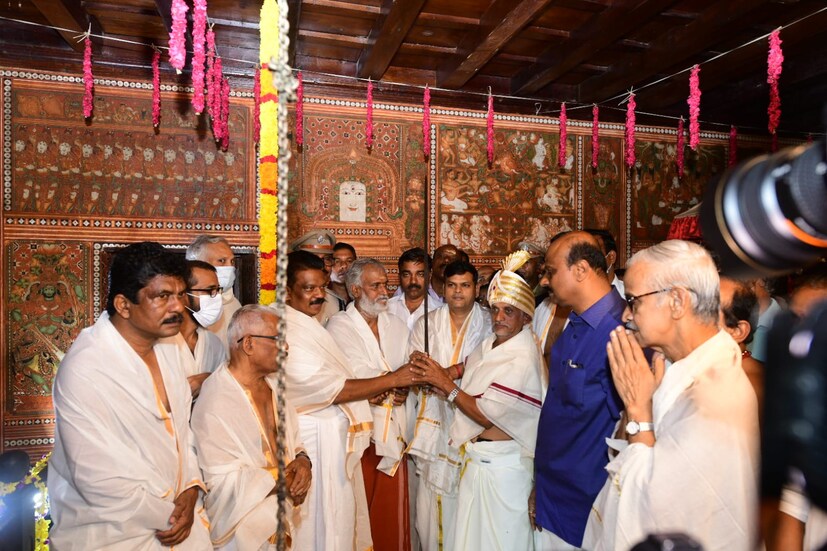  തുടർന്ന് ദേവസ്വം കമ്മീഷ്ണർ ജെ. കുമരഗുരുപരൻ, കന്യാകുമാരി ദേവസ്വം ജെ.സി. ജ്ഞാനശേഖർ, ജില്ലാ കലക്ടർ എം. അരവിന്ദ് എന്നിവർ ഉടവാൾ ഏറ്റുവാങ്ങി എഴുന്നള്ളതിനൊപ്പം ഉടവാളുമായി പോകുന്ന ദേവസ്വം പ്രതിനിധി സുദർശന കുമാറിനെ ഏൽപ്പിച്ചു.