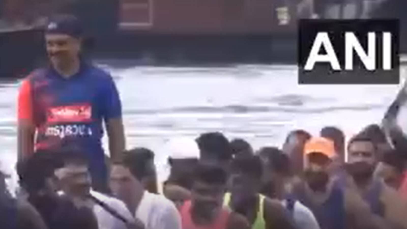 Rahul Gandhi ജോഡോ യാത്രയ്ക്കിടയിൽ ചുണ്ടൻ വള്ളം തുഴഞ്ഞ് രാഹുൽ ഗാന്ധി; വീഡിയോ Rahul Gandhi