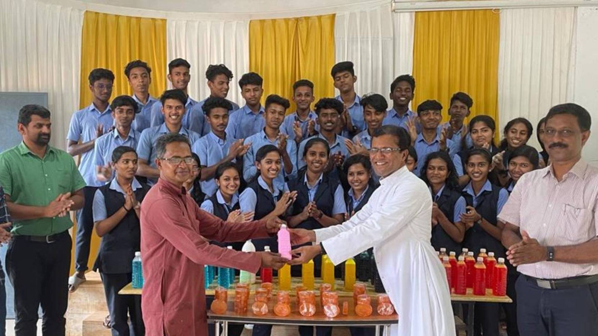 ക്ലാസ് മുറികളിലെ സംരംഭകർ; നിത്യോപയോഗ സാധനങ്ങൾ നിർമിച്ച് വിദ്യാർത്ഥികൾ