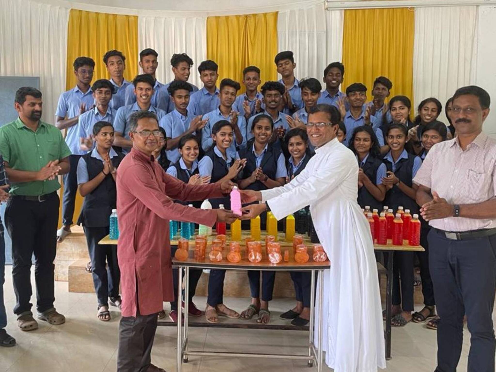 ക്ലാസ് മുറികളിലെ സംരംഭകർ; നിത്യോപയോഗ സാധനങ്ങൾ നിർമിച്ച് വിദ്യാർത്ഥികൾ