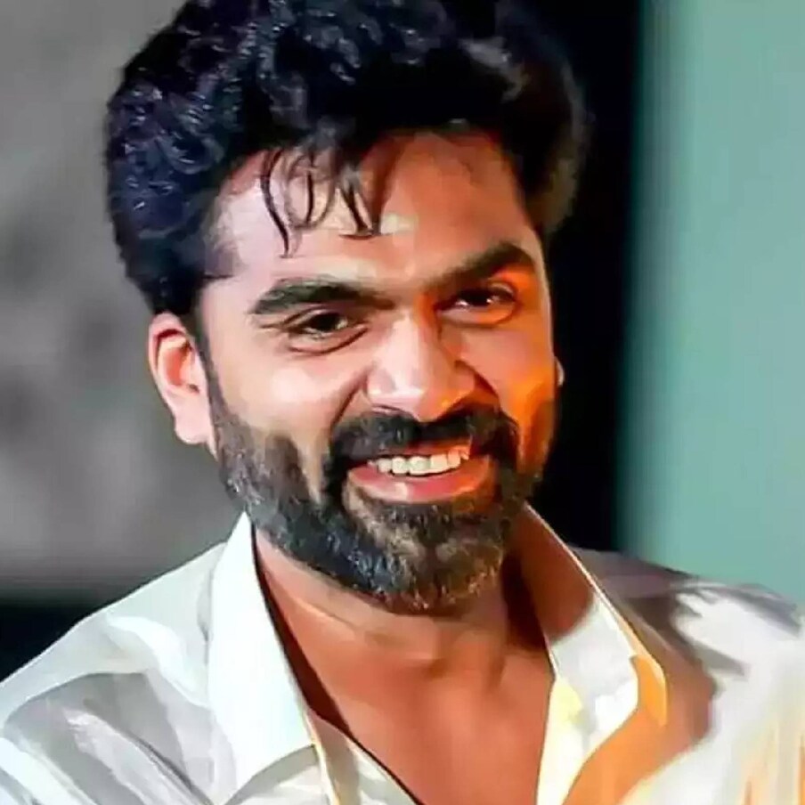  നേരത്തെ കമൽഹാസനും ചിമ്പുവും ഹെലികോപ്റ്ററിൽ വേദിയിൽ എത്തി എന്നത് ഏറെ ഒച്ചപ്പാടുണ്ടാക്കിയ വാർത്തയായിരുന്നു. ഈ വാർത്ത ഇന്റർനെറ്റിനെ രണ്ടു ചേരികളിലാക്കി. ചിലർ ഇത് ഇഷ്ടപ്പെട്ടപ്പോൾ മറ്റുചിലർ വെറും പ്രഹസനം എന്ന് വിളിച്ചു. ശരിക്കും എന്താവും സംഭവിച്ചിരിക്കുക? (തുടർന്ന് വായിക്കുക)