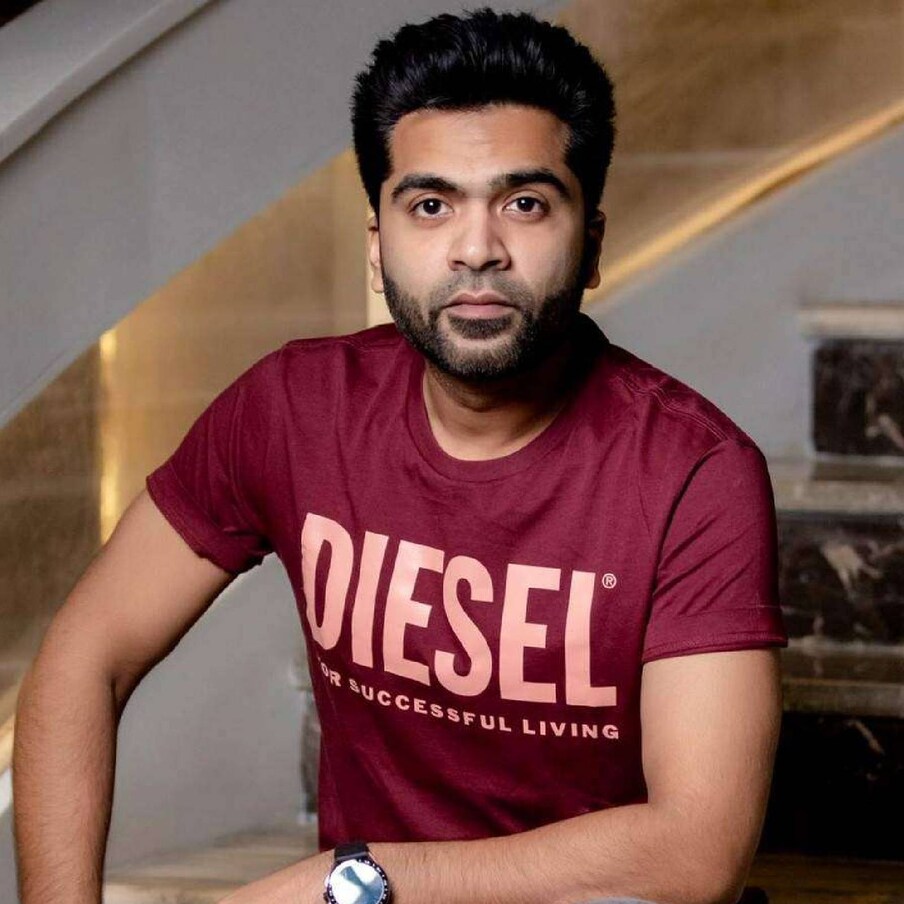  എന്നാൽ, വെന്തു തണിന്തത്തു കാടിന്റെ ടീം അടുത്തിടെ നൽകിയ ചില വ്യക്തതകളുടെ വെളിച്ചത്തിൽ, നടൻ ഹെലികോപ്റ്ററിൽ എത്തിയില്ല എന്ന വാർത്ത പുറത്തുവന്നു. കാര്യങ്ങളെക്കുറിച്ചു അവർ നന്നായി വ്യക്തത വരുത്തി