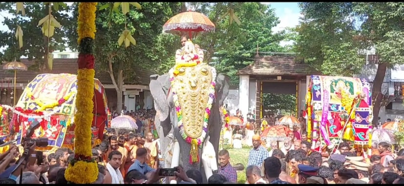  തുടര്‍ന്ന് നടന്ന ആചാര ചടങ്ങുകള്‍ക്കും ഗംഭീര സ്വീകരണത്തിനും ശേഷം മൂന്ന് മൂര്‍ത്തികളും തിരുവനന്തപുരത്തേക്ക് പുറപ്പെട്ടു. നവരാത്രി പൂജയ്ക്കായി അനന്തപുരിയിലേക്ക് യാത്രയാകുന്ന സരസ്വതി ദേവിയ്ക്ക് മുന്നൂറ്റി നങ്കയും വേളിമല കുമാരസ്വാമിയും കൂട്ടുപോകുന്നു എന്നാണ് വിശ്വാസം.