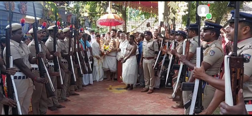  അന്നേ ദിവസം ഘോഷയാത്ര നെയ്യാറ്റിൻകരയിൽ വിശ്രമിക്കും. ഞായറാഴാഴ്ച രാത്രിയോടെ തിരുവനന്തപുരത്ത് എഴുന്നള്ളത്ത് എത്തിച്ചേരും. സരസ്വതി ദേവിയെ കോട്ടക്കകത്തെ നവരാത്രി മണ്ഡപത്തിലും കുമാരസ്വാമിയെ ആര്യശാലയിലും, മുന്നൂറ്റി നങ്ക ദേവിയെ ചെന്തിട്ട ഭഗവതി ക്ഷേത്രത്തിലും പൂജയ്ക്ക് ഇരുത്തും. തിങ്കളാഴ്ച മുതലാണ് നവരാത്രി പൂജ തുടങ്ങുക.