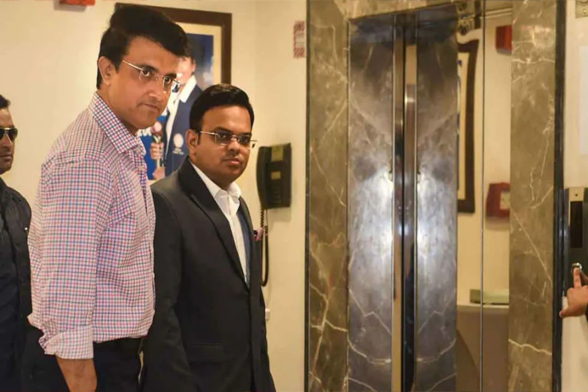  ജയ് ഷാ ഗുജറാത്ത് ക്രിക്കറ്റ് അസോസിയേഷനിലും ഗാംഗുലി ബംഗാള്‍ ക്രിക്കറ്റ് അസോസിയേഷനിലും മൂന്ന് വര്‍ഷം വീതമുള്ള രണ്ട് ടേമുകളില്‍ ഭരണത്തിലുണ്ടായിരുന്നു. പിന്നാലെ ഇരുവരും ബിസിസിഐയുടെ തലപ്പത്തുമെത്തി. ഇതോടെ തുടര്‍ച്ചയായി ഒന്‍പത് വര്‍ഷം ഇരുവരും അധികാരത്തിലമര്‍ന്നു. ഇക്കാരണത്താല്‍ വീണ്ടും സ്ഥാനങ്ങളില്‍ തുടരാന്‍ ബിസിസിഐയുടെ ഭരണഘടന അനുവദിക്കുമായിരുന്നില്ല. തുടര്‍ച്ചയായി ഭരണത്തിലിരുന്നാല്‍ അധികാരങ്ങളില്‍ നിന്ന് കുറച്ചുകാലം മാറിനില്‍ക്കണമെന്നതാണ് ബിസിസിഐയുടെ ഭരണഘടനയിലുള്ളത്. ഇതാണ് കൂളിങ് ഓഫ് പിരീഡ്.