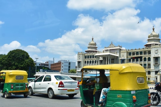 പ്രതികള്‍ക്കെതിരേ ബെംഗളൂരുവില്‍ 20-ലേറെ മാലപൊട്ടിക്കല്‍ കേസുകളുണ്ടെന്നും ഇരുവരും കള്ളനോട്ട് ഇടപാട് നടത്തിയിരുന്നതായും പോലീസ് പറഞ്ഞു. 