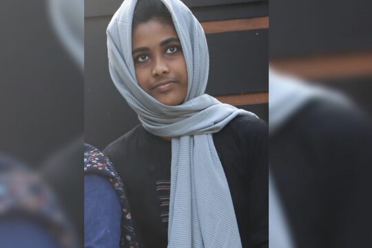 മാതാവിന്റെ വീട്ടില്‍ എത്തിയപ്പോല്‍ ബന്ധുക്കള്‍ക്കൊപ്പം കുളിക്കാനായി കുളത്തില്‍ ഇറങ്ങുകയായിരുന്നു. കുളത്തിന്റെ പടിയില്‍ നിന്നും കാല്‍ വഴുതി മുങ്ങിപ്പോയി