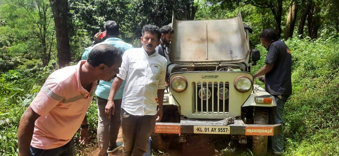 ആദിവാസി കോളനിയിൽ ക്യാംപിന് പോയ ജീപ്പ് തകരാറിലായി; ഡോക്ടറും സംഘവും ഉ