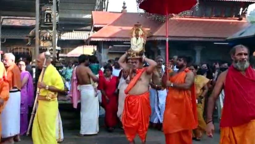  ക്ഷേത്രം മുഖ്യ തന്ത്രി രാമചന്ദ്ര അഡിഗയുടെ കാര്‍മ്മികത്വത്തിലാണ് ചടങ്ങുകള്‍ നടക്കുന്നത്.
