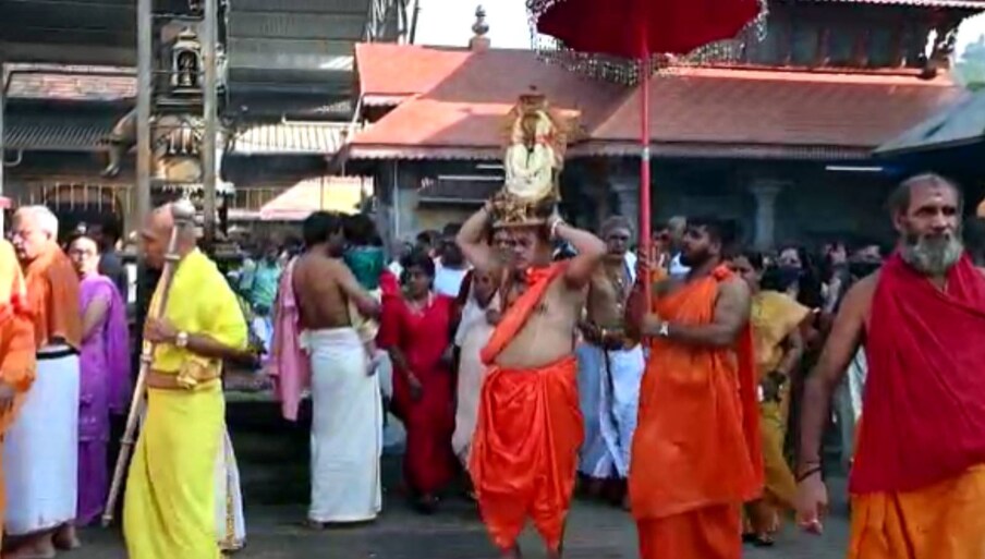  ക്ഷേത്രം മുഖ്യ തന്ത്രി രാമചന്ദ്ര അഡിഗയുടെ കാര്‍മ്മികത്വത്തിലാണ് ചടങ്ങുകള്‍ നടക്കുന്നത്.
