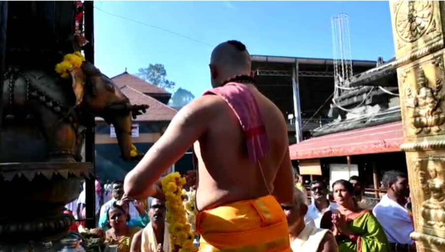  വിജയദശമി വരെ നീളുന്ന നവരാത്രി ആഘോഷത്തിന്റെ 10 ദിവസക്കാലം ദര്‍ശനത്തിനായി എത്തുന്ന മലയാളികളടക്കമുള്ള ഭക്തലക്ഷങ്ങളാല്‍ കൊല്ലൂരില്‍ തിരക്കേറും.