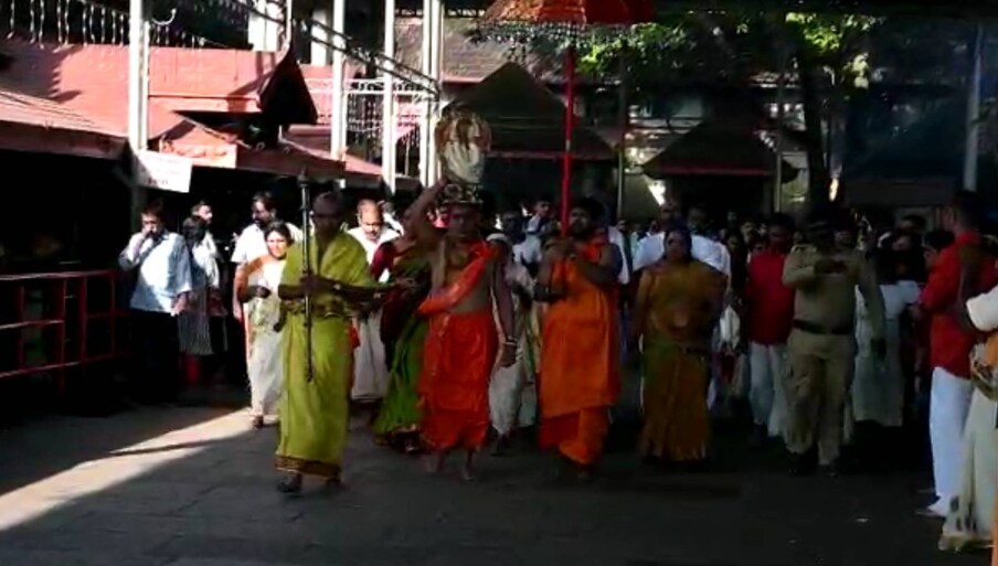 കൊല്ലൂര്‍ മൂകാംബിക ക്ഷേത്രത്തിലെ നവരാത്രി ആഘോഷങ്ങള്‍ക്ക് തുടക്കമായി. ക്ഷേത്രത്തിലെ കൊടിമര ചുവട്ടില്‍ നടന്ന ഗണപതി പൂജ, ശങ്കരപീഠത്തില്‍ കലശ സ്ഥാപനം, സങ്കല്‍പ പൂജ എന്നിവയോടെയാണ് വാഗ്‌ദേവത സന്നിധിയില്‍ നവരാത്രി പൂജകള്‍ക്ക് തുടക്കം കുറിച്ചത്.
