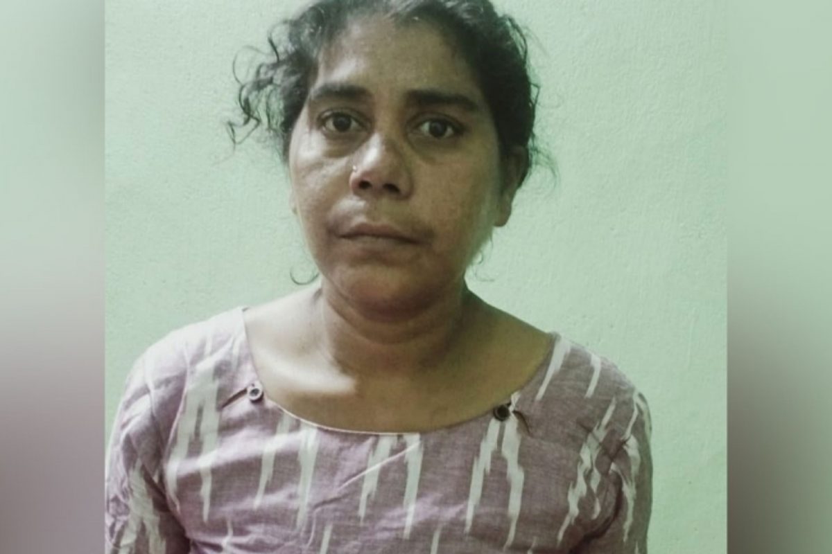 മദ്യക്കുപ്പികളും ഗ്ലാസും ബാഗിൽ വച്ച് ആവശ്യക്കാർക്ക് ഒഴിച്ചു കൊടുത്തു കച്ചവടം ചെയ്യുകയായിരുന്നു