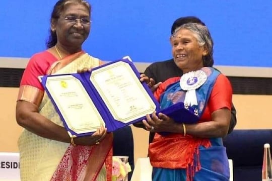 ഗോത്രവര്‍ഗക്കാരില്‍ നിന്നുള്ള ആദ്യ രാഷ്ട്രപതിയായ  ദ്രൗപദി മുർമുവില്‍ നിന്ന്  ആദിവാസി വിഭാഗത്തില്‍ നിന്നുള്ള നഞ്ചിയമ്മ പുരസ്കാരം ഏറ്റുവാങ്ങിയത് അപൂര്‍വങ്ങളില്‍ അപൂര്‍വമായ നിമിഷം