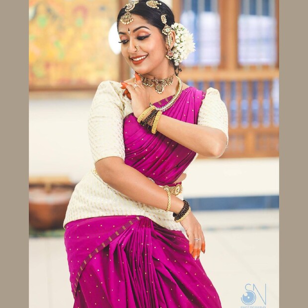  എഴുത്തുകാരി മായാ കിരൺ ആണ് ഈ പത്രക്കഷണം കരുതി വച്ചത്. തന്റെ യഥാർത്ഥ പേരിൽ അച്ചടിച്ച് വന്ന ആ വാർത്തയിൽ നവ്യ ഈ പോസ്റ്റിലൂടെ അഭിമാനം കൊള്ളുന്നു