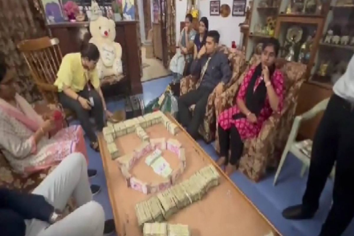 ജബല്‍പുര്‍ ബിഷപ്പിന്റെ വീട്ടില്‍ റെയ്ഡ്; 1.65 കോടിരൂപ കണ്ടെത്തി