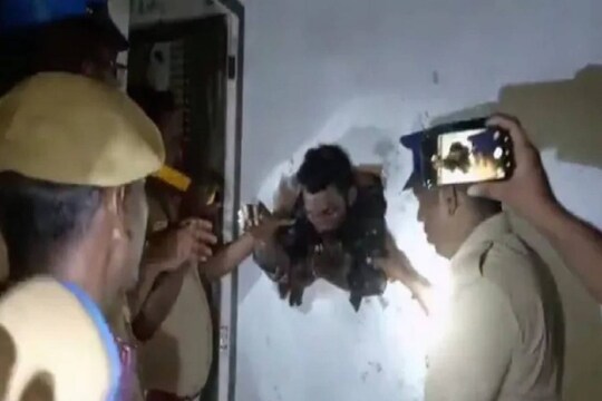 ജീവനക്കാര്‍ മദ്യശാലപൂട്ടി പോയതിന് പിന്നാലെ സ്ഥലത്തെത്തിയ മോഷ്ടാക്കള്‍ ഭിത്തിതുരന്ന് അകത്ത് കയറുകയായിരുന്നു