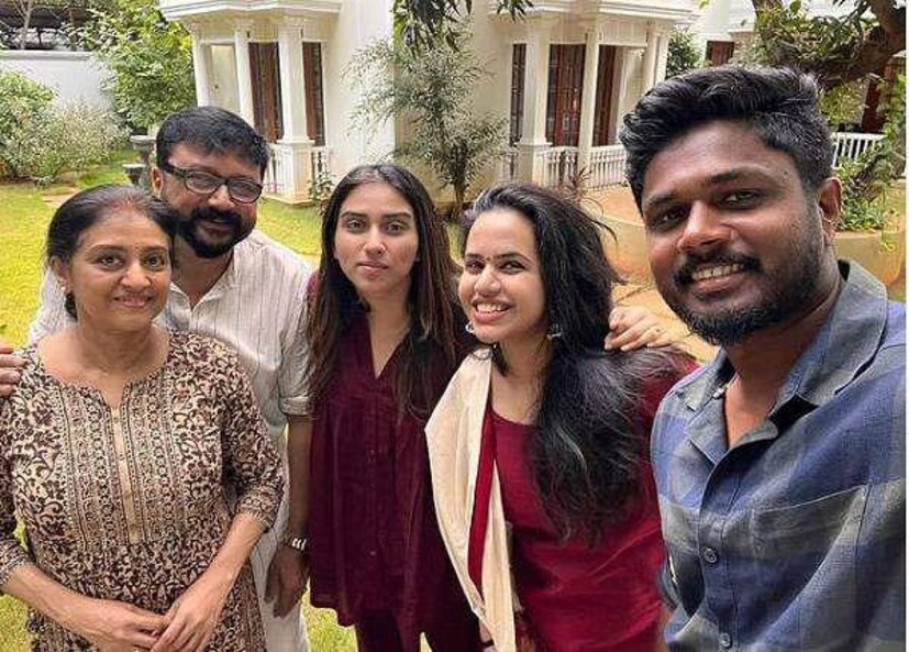  'പ്രതീക്ഷിക്കാത്ത അതിഥി ഉച്ച ഭക്ഷണത്തിന് വീട്ടിലെത്തി. സഞ്ജു, ചാരു. ഈ നിമിഷം ഞങ്ങളുടെ സ്വകാര്യ അഹങ്കാരം'– ജയറാം ഫേസ്ബുക്കിൽ കുറിച്ചു.